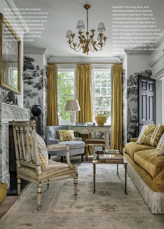 Salon d'une maison anglaise ancienne décoré avec du papier peint panoramique, extrait du magazine MILIEU.